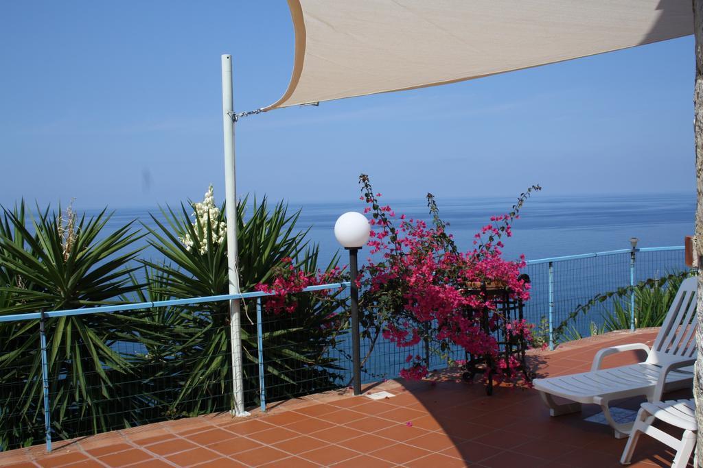 Camere & Case Vacanze Lo Scoglio Castel di Tusa Luaran gambar