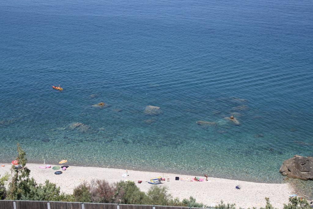 Camere & Case Vacanze Lo Scoglio Castel di Tusa Luaran gambar