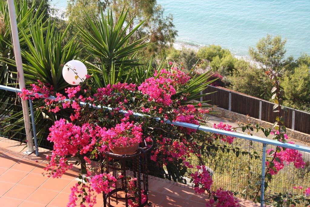 Camere & Case Vacanze Lo Scoglio Castel di Tusa Luaran gambar