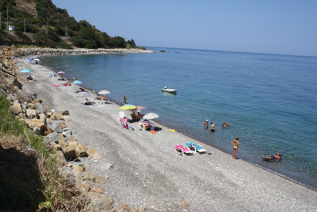 Camere & Case Vacanze Lo Scoglio Castel di Tusa Luaran gambar