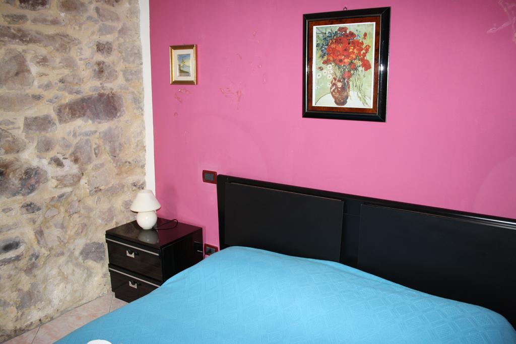 Camere & Case Vacanze Lo Scoglio Castel di Tusa Luaran gambar