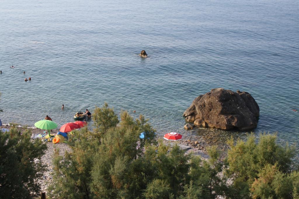 Camere & Case Vacanze Lo Scoglio Castel di Tusa Luaran gambar