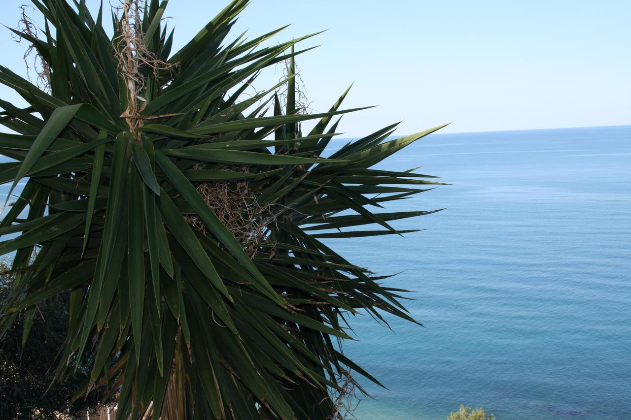 Camere & Case Vacanze Lo Scoglio Castel di Tusa Luaran gambar