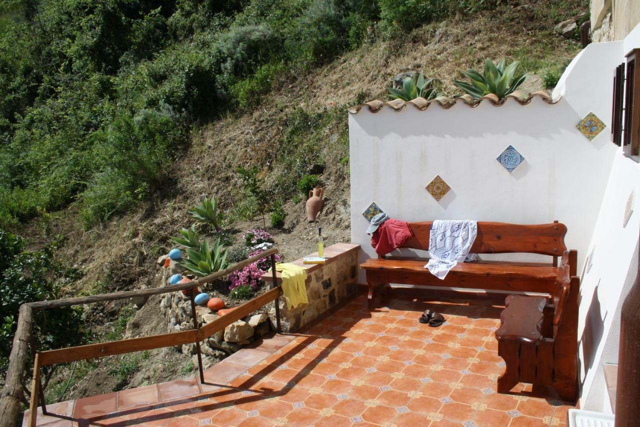 Camere & Case Vacanze Lo Scoglio Castel di Tusa Luaran gambar