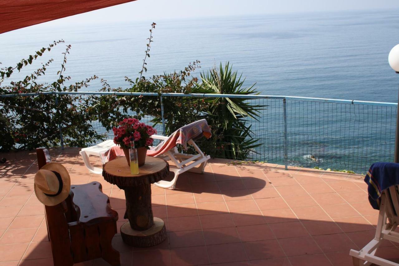 Camere & Case Vacanze Lo Scoglio Castel di Tusa Luaran gambar