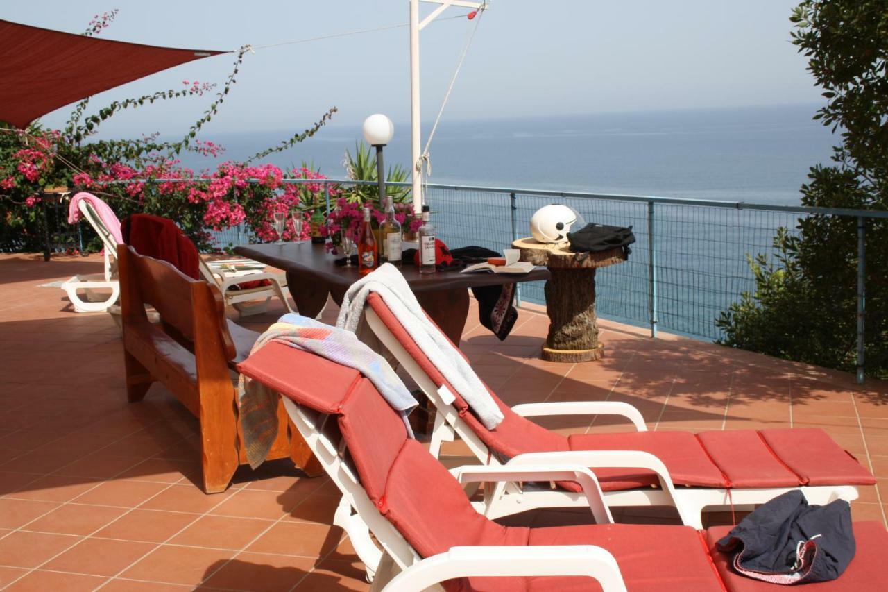 Camere & Case Vacanze Lo Scoglio Castel di Tusa Luaran gambar