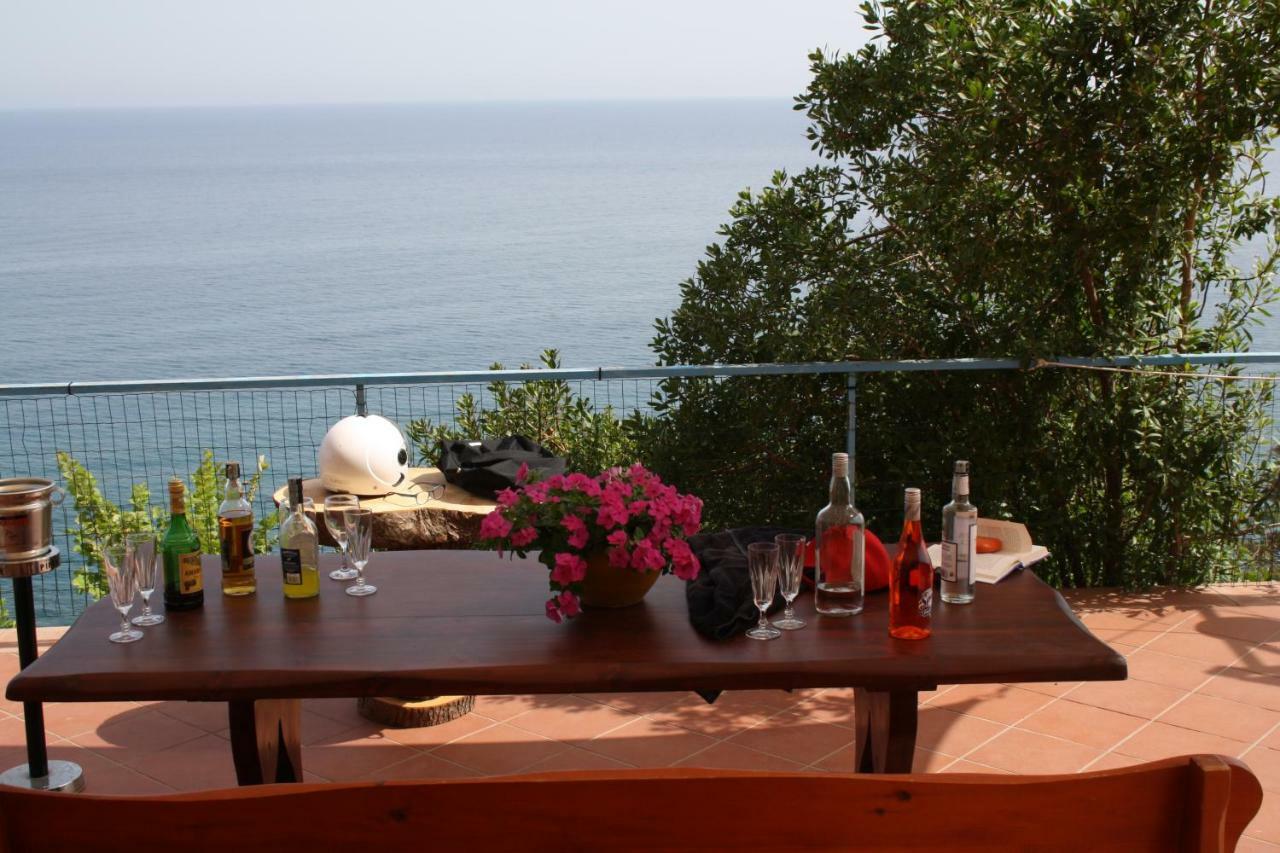 Camere & Case Vacanze Lo Scoglio Castel di Tusa Luaran gambar